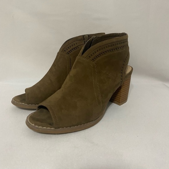 Madeline EUC olive green perforated suede open toe zipper booties size 7.5 - Picture 1 of 8